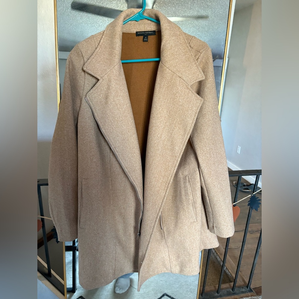 Size medium light brown coat. Very good condition. True to size.